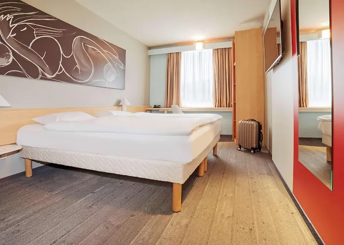 Отель Ibis Ена