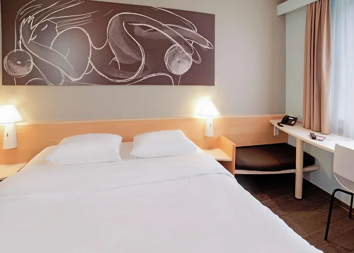 Отель Ibis Ена