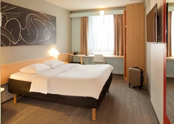 Отель Ibis Ена